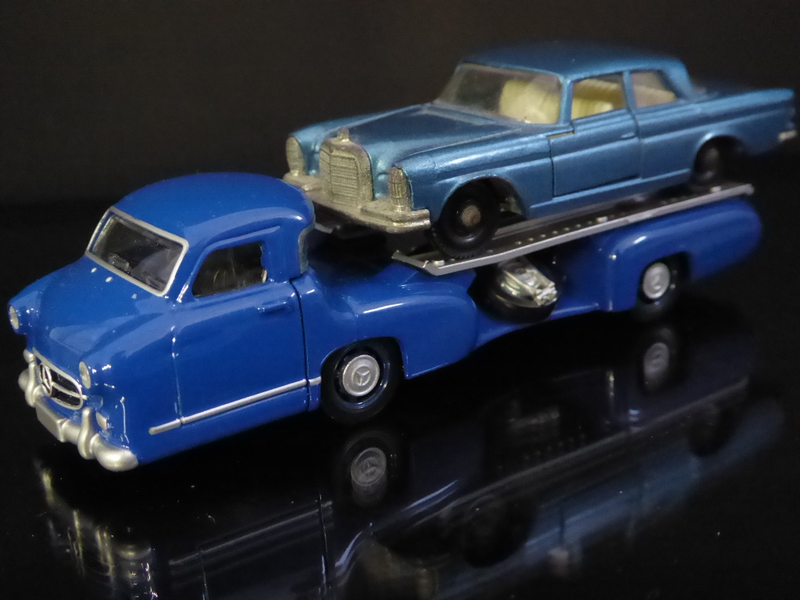Illustration for article titled Hot Sixty 4th: Two Mercedes Blue